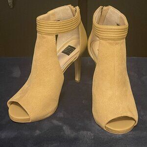 Women's Size 7.5 White House Black Market Bootie Heels